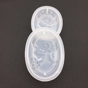 Détail du moule en silicone ovale avec camée de dame vintage et motifs de rose en relief