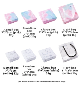 Tabella taglie per scatole regalo e sacchetti per gioielli rosa e bianchi con misure