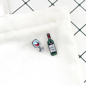 Detail der kreativen Wine Time Emaille-Pins mit Weinflasche und Glas auf Leinwand