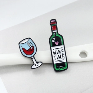 Emaille-Brosche-Set mit grüner Weinflasche und Weinglas sowie Wine Time Schriftzug