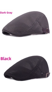 Detalle de la tela de malla y hebillas de metal en gorras planas gris oscuro y negro