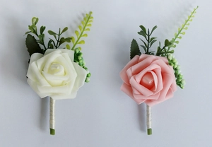 Détails de boutonnières en roses PE faites main avec feuilles vertes et ruban