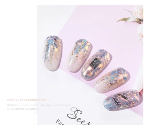 Λήψη macro glitter νυχιών με μπλε και μωβ πούλιες και χρυσές λεπτομέρειες