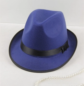Détail d'un chapeau fedora bleu en laine avec ruban noir et bordure passepoilée