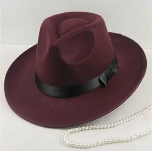 Vue détaillée du chapeau fedora en laine bordeaux avec ruban noir et petit nœud