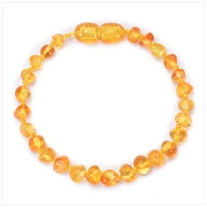 Detailed view of Baltic amber baby bracelet with natural round beads and screw clasp