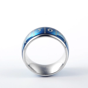 Spinning stainless steel poker ring with blue rotatable band and numbered scale