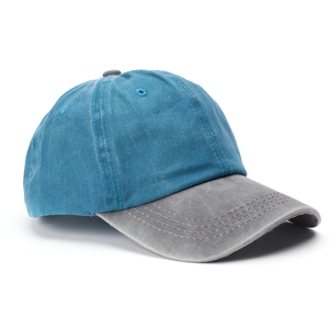 Dettaglio del cappellino da baseball bicolore in cotone lavato con cuciture a contrasto