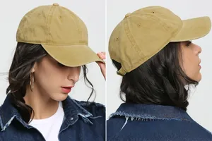 Détail de la casquette de baseball en coton délavé ajustable portée par un modèle