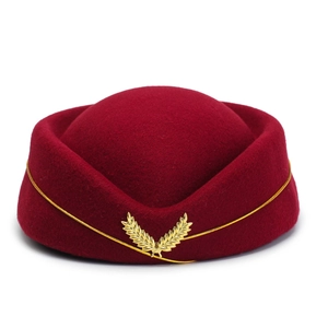 Klassisches weinrotes Flugbegleiter-Barett aus Wollfilz mit goldenem Emblem und Kordel