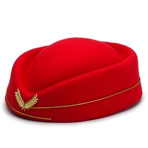 Eleganter roter Stewardess-Hut mit Goldstickerei und Emblem für Uniform-Kostüme