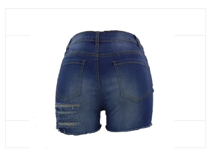 Detailansicht der Rückseite blauer Denim-Shorts mit Rissen und ausgefransten Säumen