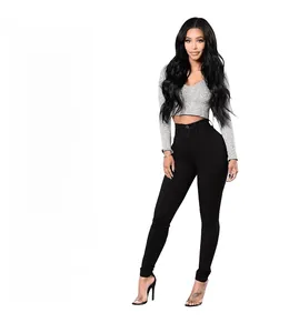 Dettaglio di jeans neri aderenti a vita alta abbinati a un crop top in maglia grigio