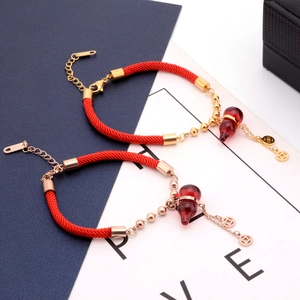 Braccialetti portafortuna in corda rossa con ciondolo a zucca in oro rosa e agata