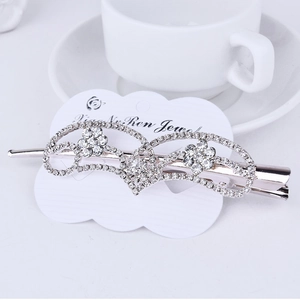Détail d'une pince à cheveux aile en strass étincelants pour accessoire de style coréen