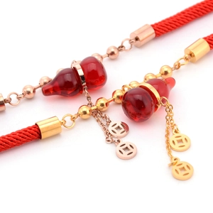Bracciale in corda rossa con ciondolo a forma di zucca in oro rosa e moneta fortunata