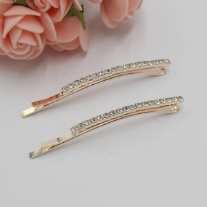 Lot de deux barrettes dorées avec strass scintillants dans un style minimaliste élégant
