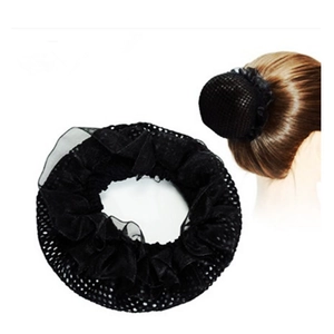 Détail d'un filet à chignon noir avec volants, présenté en produit seul et sur un modèle