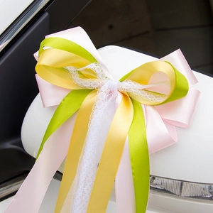 Nœud de voiture de mariage fait main avec rubans roses et dentelle sur le rétroviseur