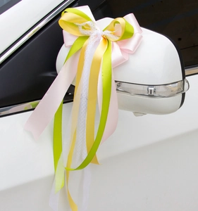 Décoration de mariage pour voiture avec nœud en dentelle et rubans colorés sur rétro