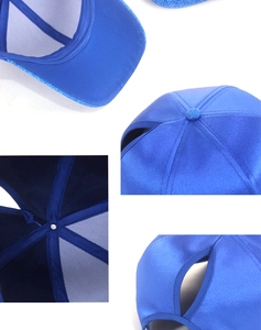 Détails de la casquette queue de cheval bleue montrant les coutures et l'ouverture