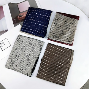Mise à plat de petits carrés de soie plissés aux motifs vintage de style coréen