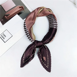 Détail d'un foulard en soie plissé à rayures marron et beige dans un style plat minimaliste