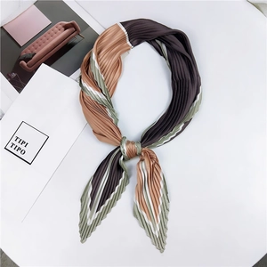 Détail d'un foulard plissé en soie synthétique avec des rayures marron et orange