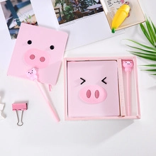 Nahaufnahme des rosa Schweinchen-Schreibwarensets mit Notizbuch, Kugelschreiber und Clip