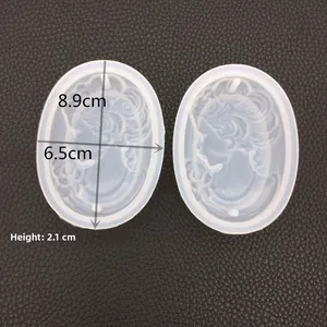 Détail du moule en silicone DIY avec relief portrait vintage et mesures 8,9x6,5x2,1cm