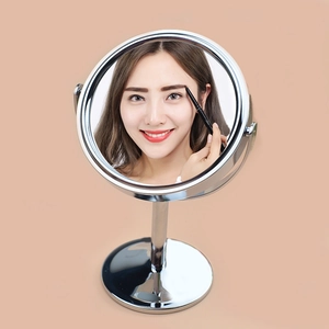 Espejo de maquillaje plateado de doble cara con aumento 1:2 y acabado de metal pulido