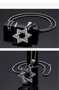 Gros plan d'un pendentif hexagramme vintage avec gravures sur une chaîne en acier