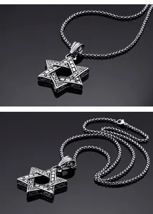 Détail macro du pendentif étoile hexagramme en acier inoxydable argenté aux textures fines
