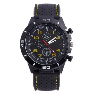 Montre sport homme avec boîtier noir mat et surpiqûres jaunes sur bracelet silicone