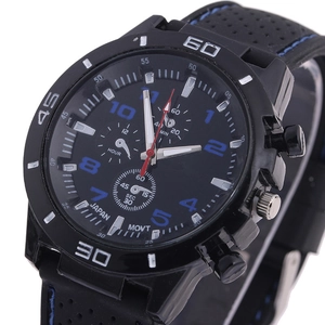 Détail d'une montre de sport pour homme avec bracelet en silicone noir et surpiqûres bleues