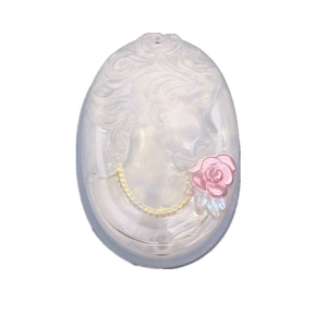 Moule de pendentif camée vintage avec relief féminin et détails floraux pour résine DIY