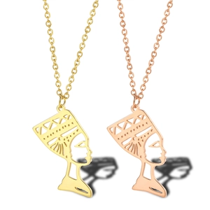 Makro-Detail von Nofretete-Anhängern in Gold und Roségold aus Edelstahl für Damen