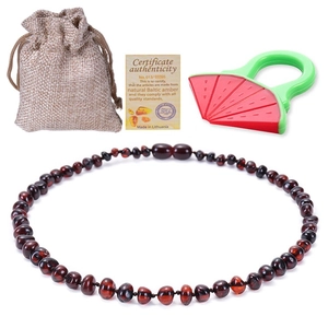 Collana di ambra naturale con sacchetto di lino, certificato e massaggiagengive su sfondo bianco