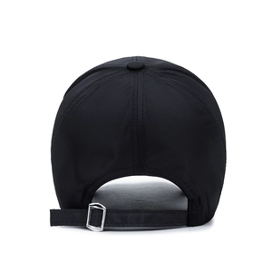 Vue arrière d'une casquette de baseball noire à séchage rapide avec boucle en métal argenté