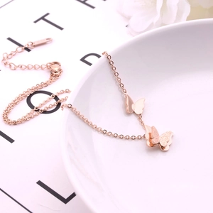 Roségoldene Titanstahlkette mit eleganten matten und polierten Schmetterlingsanhängern
