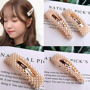 Vue détaillée de barrettes à perles rectangulaires avec mannequin et photos de produits