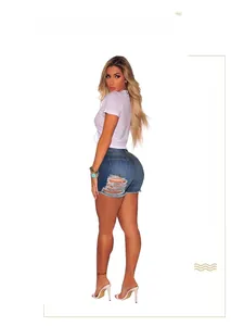 Detailansicht der blauen Denim-Shorts mit Vintage-Katzenschnurrbart-Effekt und Rissen