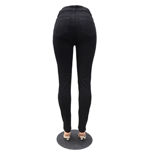 Dettaglio delle tasche posteriori e del design modellante dei jeans neri a vita alta