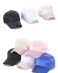 Détail de casquettes de baseball en coton mercerisé avec visière à paillettes