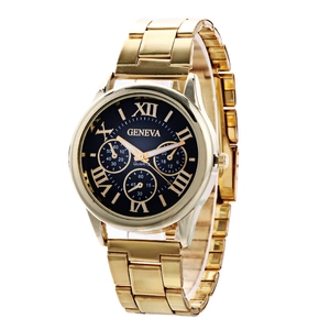 Détail d'une montre à quartz Genève avec cadran noir et bracelet à maillons dorés en acier