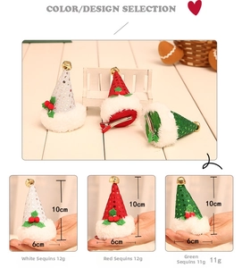 Detail van kerst haarclips met paillettenhoedjes, belletjes en hulstblaadjes in kleur