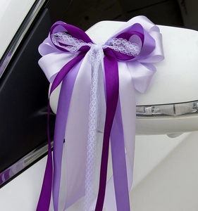 Détail d'un nœud en satin violet avec dentelle pour décor de miroir et poignée de mariage