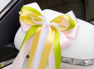 Décoration de mariage pour rétroviseur avec rubans tricolores et détails en dentelle