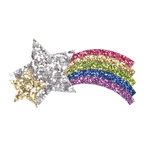 Dettaglio della molletta per bambini con arcobaleno di paillettes e stelle luccicanti
