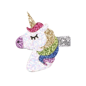 Dettaglio del fermaglio per capelli unicorno glitter con criniera arcobaleno e corno dorato